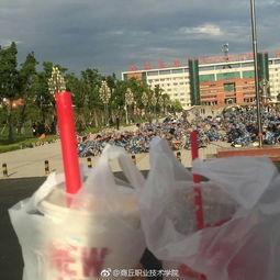 军训遇上吃瓜群众,吃瓜群众围观成风景 第1张 军训遇上吃瓜群众,吃瓜群众围观成风景 第1张